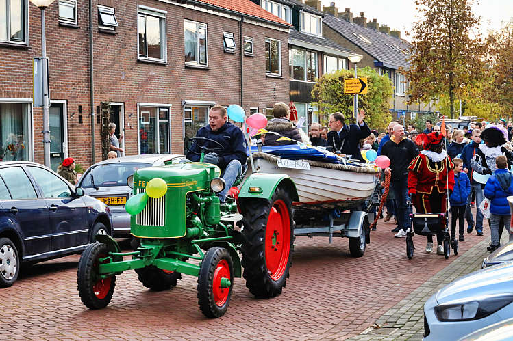 Aankomst van de Sint en zijn Zwarte Pieten in Waarder_029